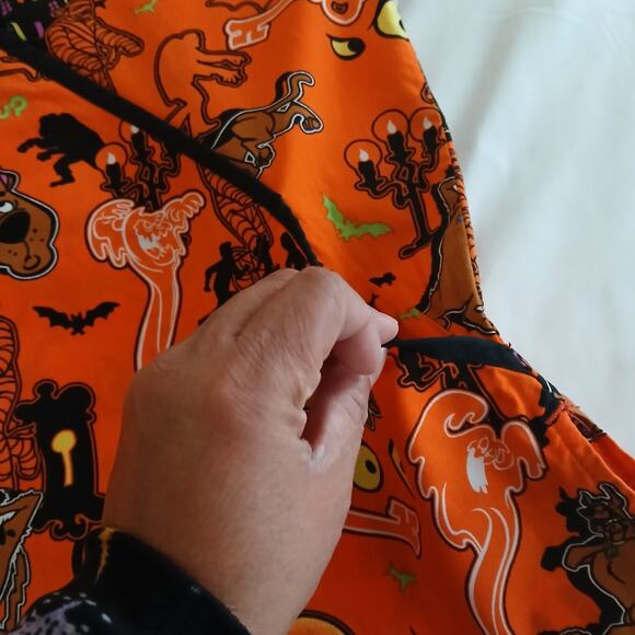 Scooby-Doo Scrub Top Women M Orange Halloween Holiday Medical Uniform Nursing - Picture 5 of 13